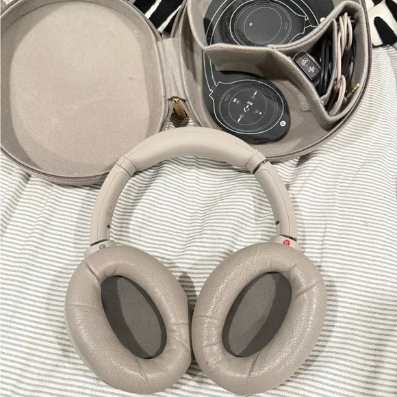 Sony WH1000XM4 in Silver - Picture 3 of 7